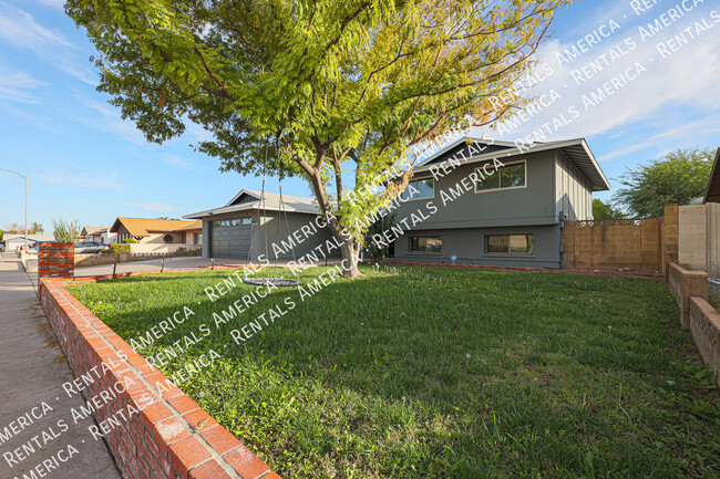 Building Photo - 5 bedrooms and Solar!