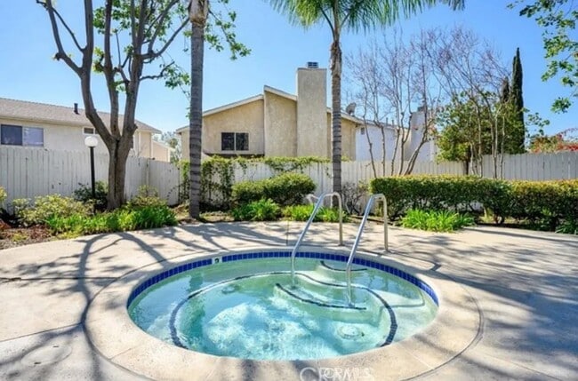 Building Photo - Luxurious 2-Bedroom Townhome with Loft in ...