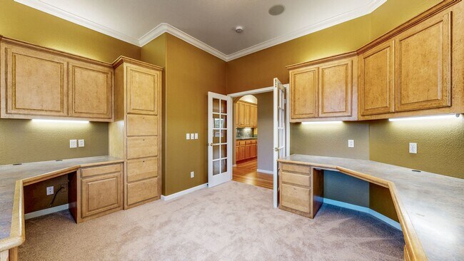Building Photo - Gorgeous Home with private yards, large de...