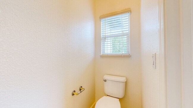 Building Photo - Desirable Skyhawk 3 bedroom Tri-Level Single Family