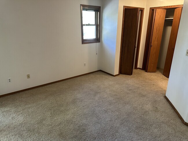 Building Photo - 2960 Shadow Creek Dr