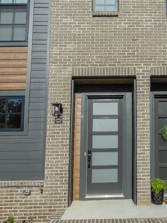 Building Photo - 2 BR 2.5 BA- Downtown Greenville Townhome-...
