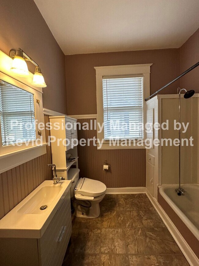 Building Photo - Updated 3 bedroom 3 bathroom home in Coope...