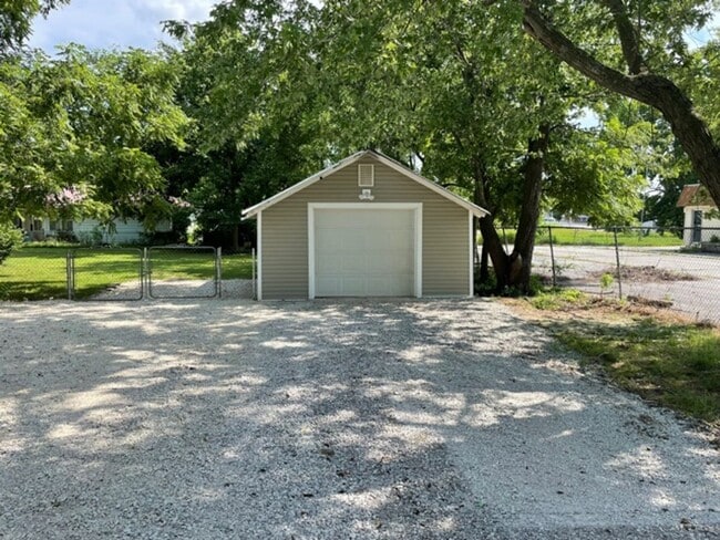 Building Photo - PRE-LEASING! Beautiful 3 Bedroom 2 Bath 2 Living Areas + Detached 1 Car Garage/ Workshop