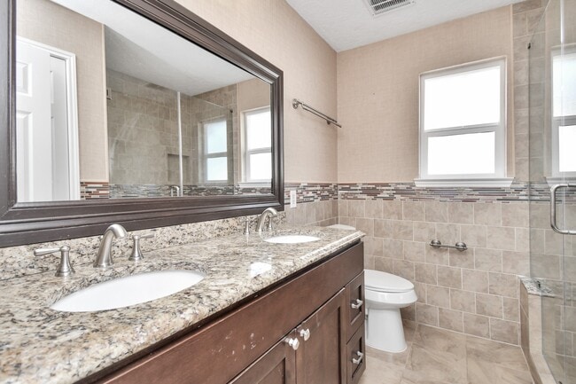 Building Photo - 15711 Rosewood Hill Ct