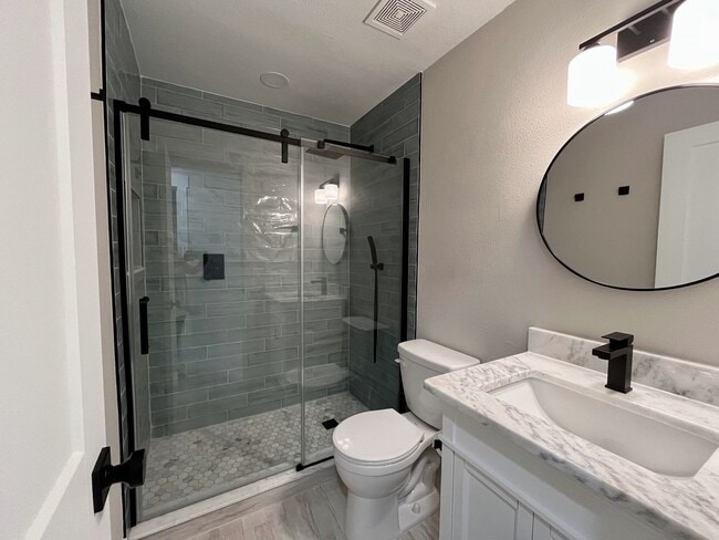 Building Photo - Completely Remodeled! Close to  Historic D...