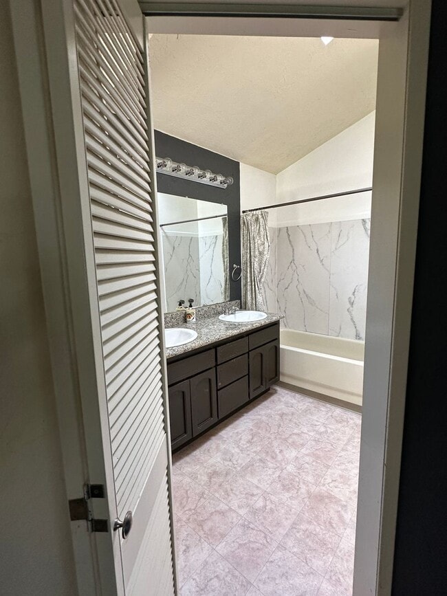 Building Photo - Welcome to your dream rental in Auburn!
