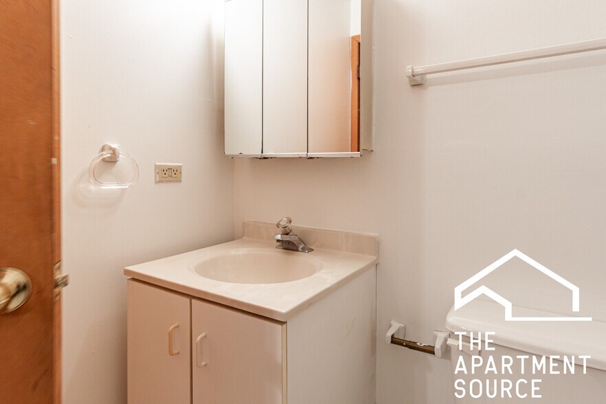 Building Photo - 633 W Barry Ave