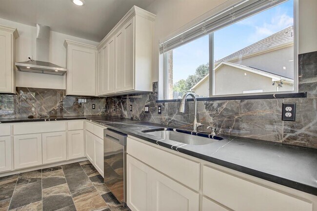 Building Photo - 309 Camperdown Elm Dr
