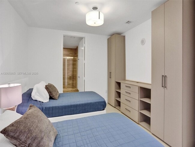 Building Photo - 15901 Collins Ave