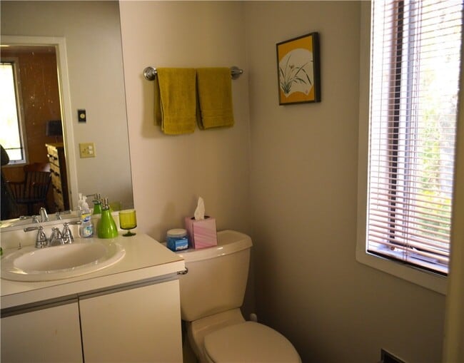 Building Photo - 132 Pines Dr