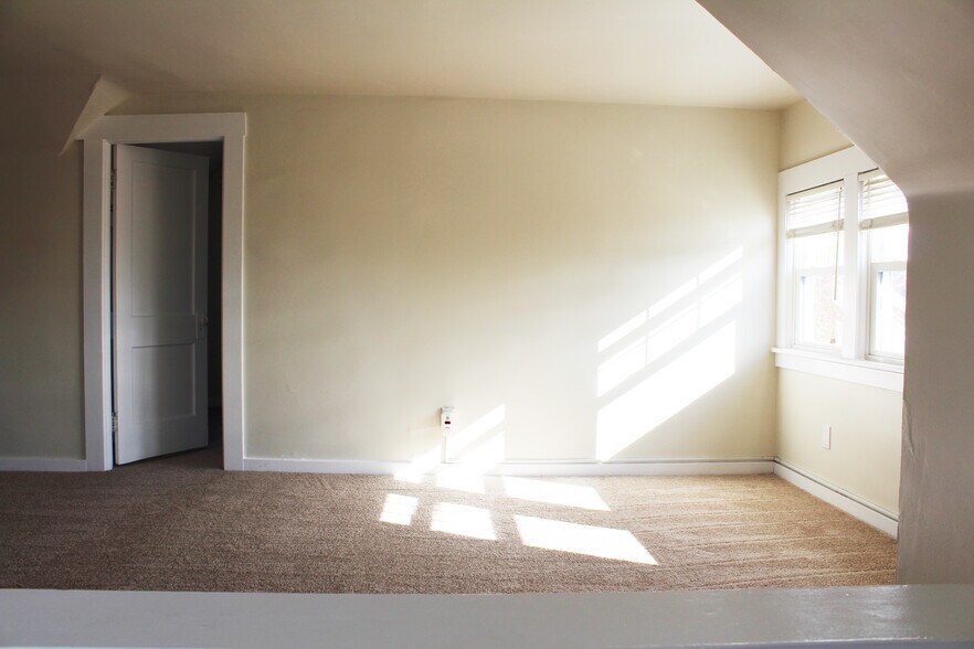 Living Room - 17606 Franklin Ave