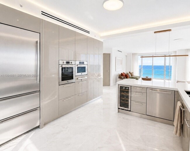 Building Photo - 17555 Collins Ave