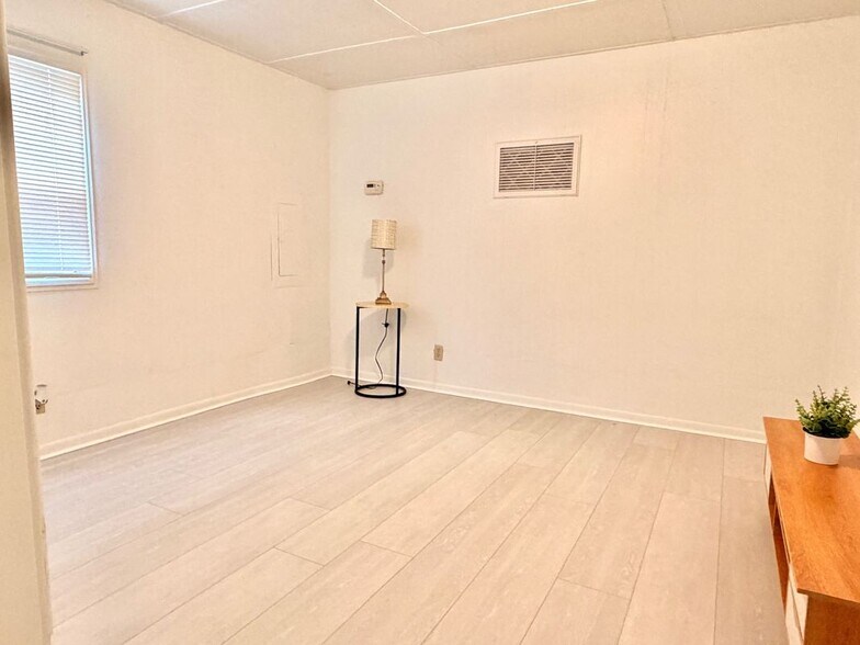 Building Photo - 9999 NE 120th St