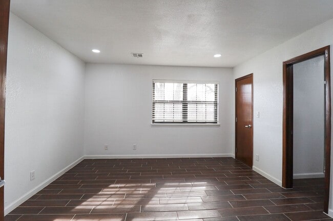 Building Photo - 4 Bed | 2 Bath in East Tulsa!