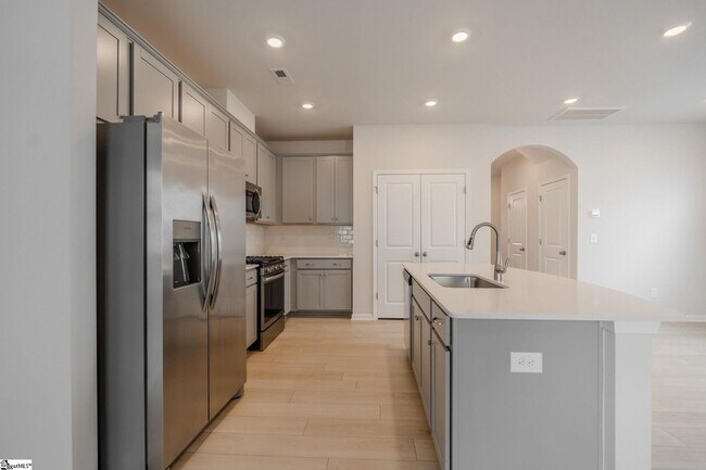 Building Photo - 14 Loebner Ln