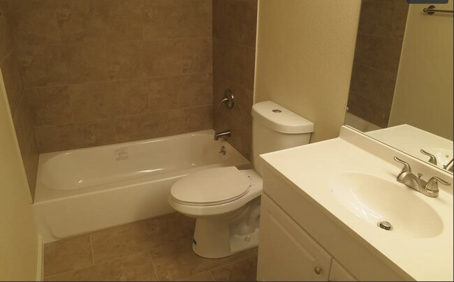 Building Photo - Beautiful 2B/2B Apartment Available Now!