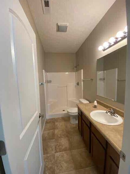 Building Photo - 2433 Fleming Dr