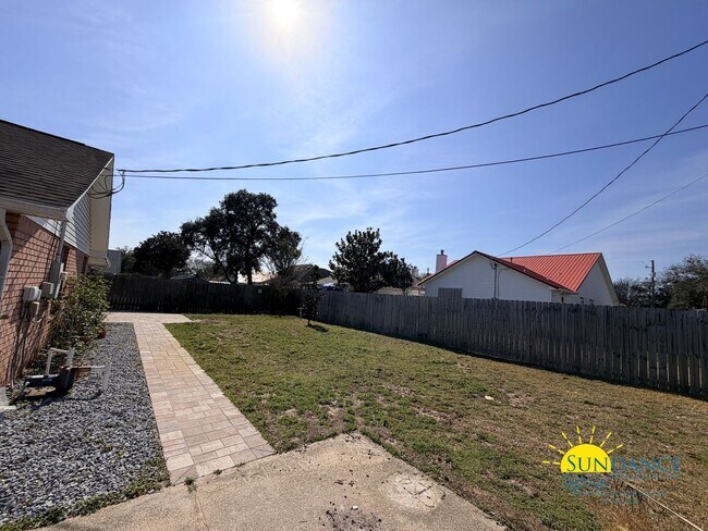 Building Photo - Charming Custom Details & Cul-de-Sac Living in Mary Esther!