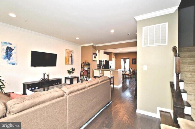 Building Photo - 353 E Hancock St