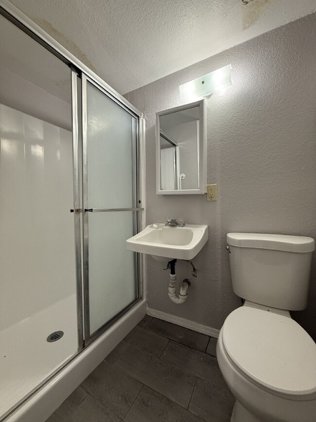 Building Photo - Downtown studio! Laundry on-site! Move-in special!