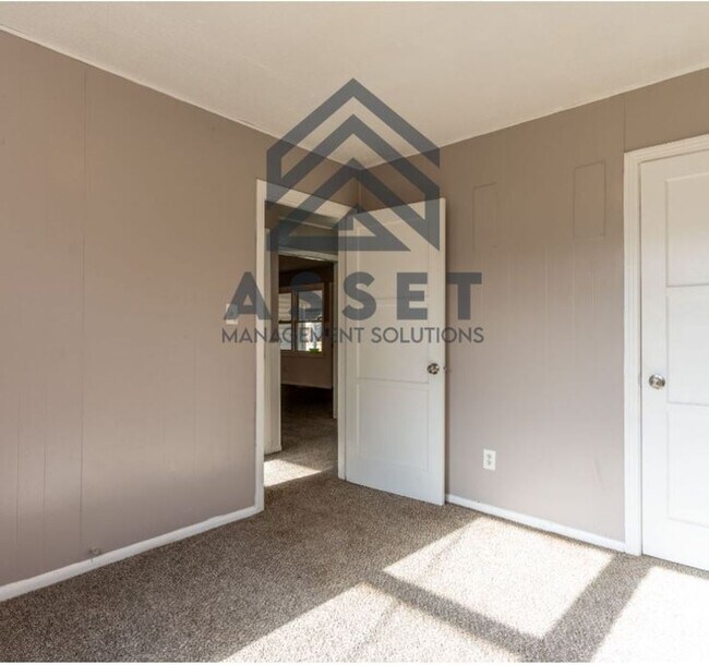 Building Photo - Section 8 approved home!