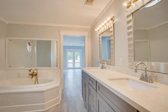 Building Photo - East Hill 3BR Home Near Bayview Park with Office, Hot Tub, Workshop & Detached Garage