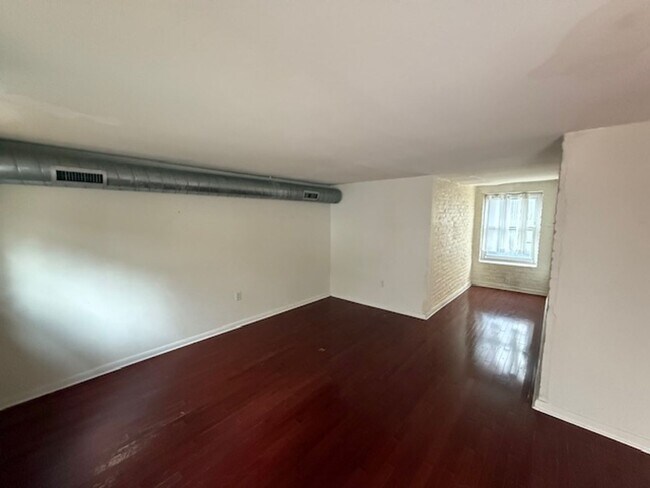 Building Photo - Bright Loft-Style 2-Bedroom in Center City...