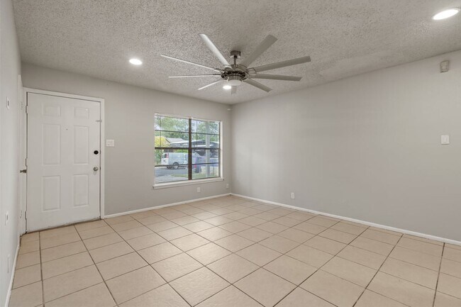 Building Photo - 6618 Swiss Oaks Dr