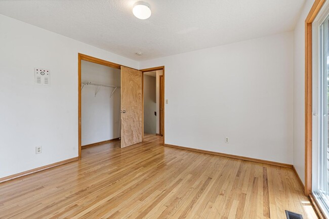 Building Photo - Beautiful, remodeled 3-bdrm/2-bath tri-lev...