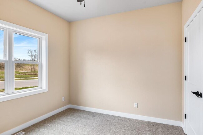 Building Photo - Large 3 Bedroom  Home