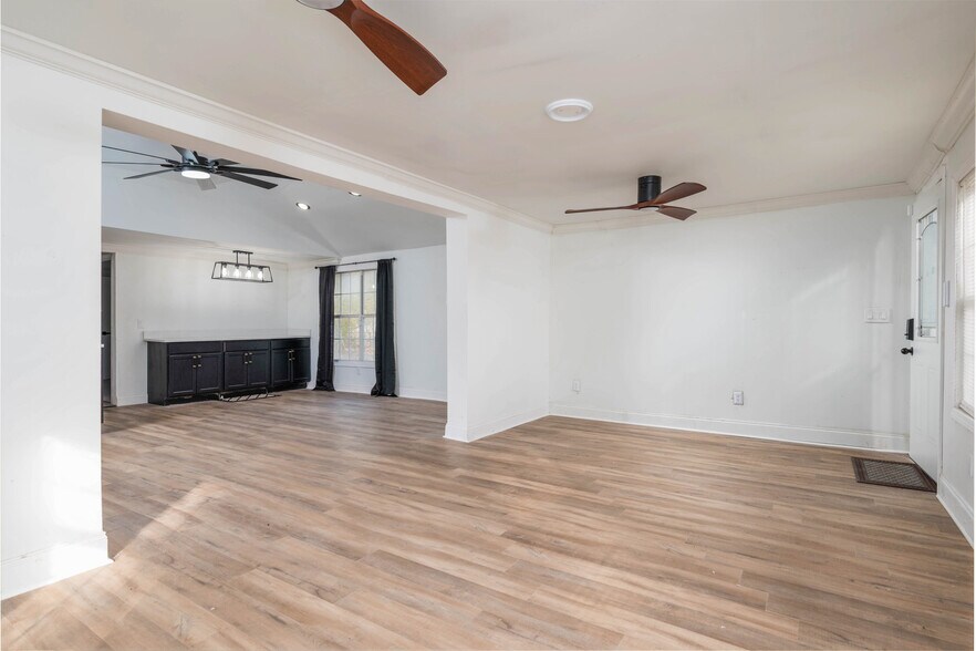 Building Photo - 3815 Dorothy Dr