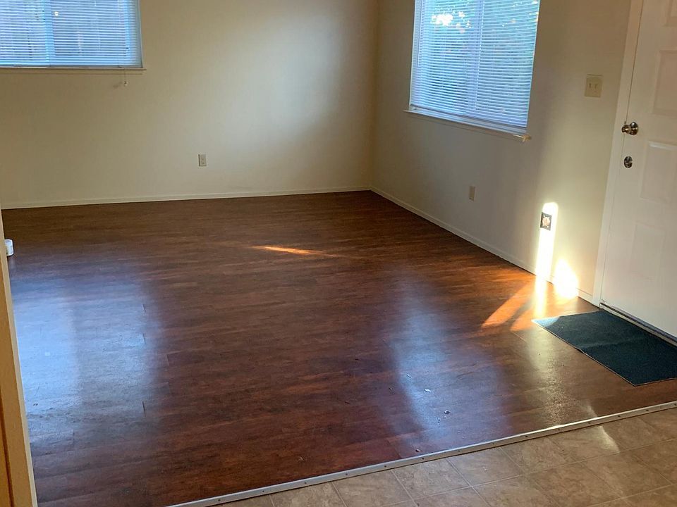 Building Photo - 452 Valley View Dr