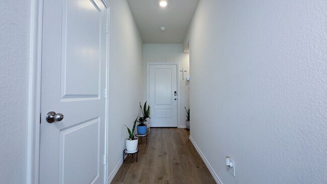 Building Photo - 702 Sunlight Lp