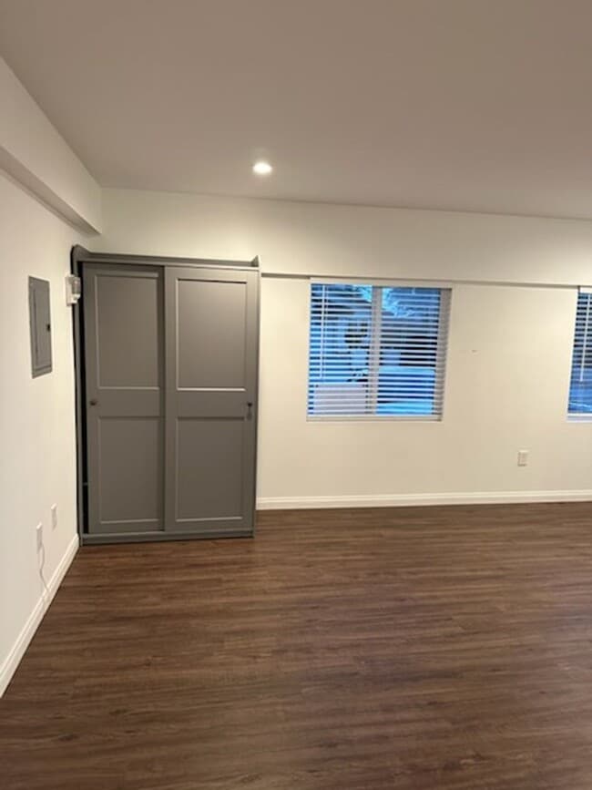 Building Photo - SOPHISTICATED ATTACHED STUDIO ADU!