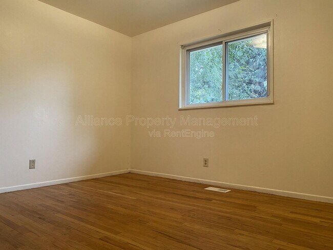 Building Photo - 1509 Evergreen Dr