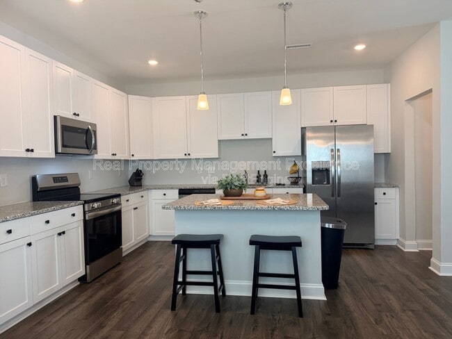 Building Photo - 540 Barrington Row Ave