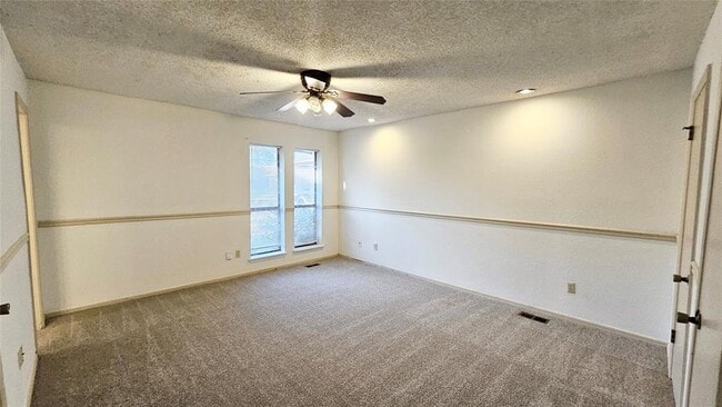 Building Photo - 211 Redbud St