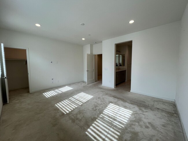 Building Photo - Gated 3+2.5 w/loft, walk-in pantry + dual ...