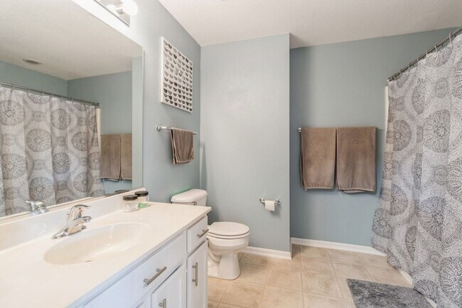 Building Photo - CHARMING HOME WITH EXCELLENT LOCATION!!  2 Bedroom, 1.5 Bathroom Townhome in West Des Moines!