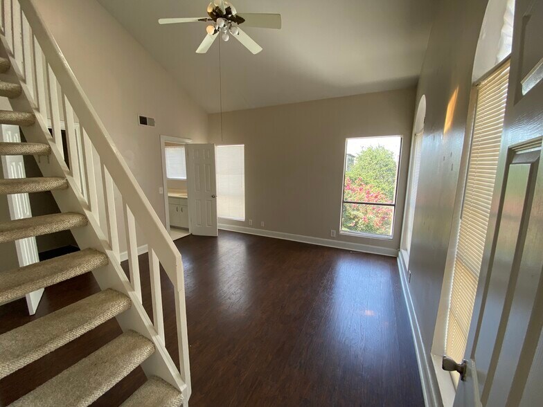 Building Photo - 2000 Fairview Ave