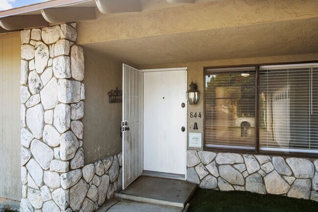 Building Photo - Fully Renovated 2 Bed, 2 Bath Home with Central A/C, Detached Garage & Brand-New Appliances.