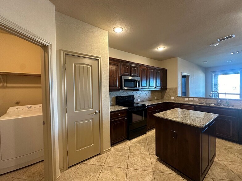 Building Photo - 3108 Tamarack Ln