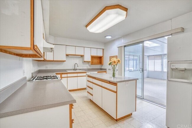 Building Photo - 5 Bedroom 3-bathroom Large single level home!