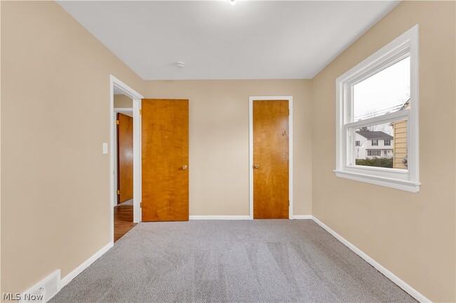 Building Photo - 655 E 240th St