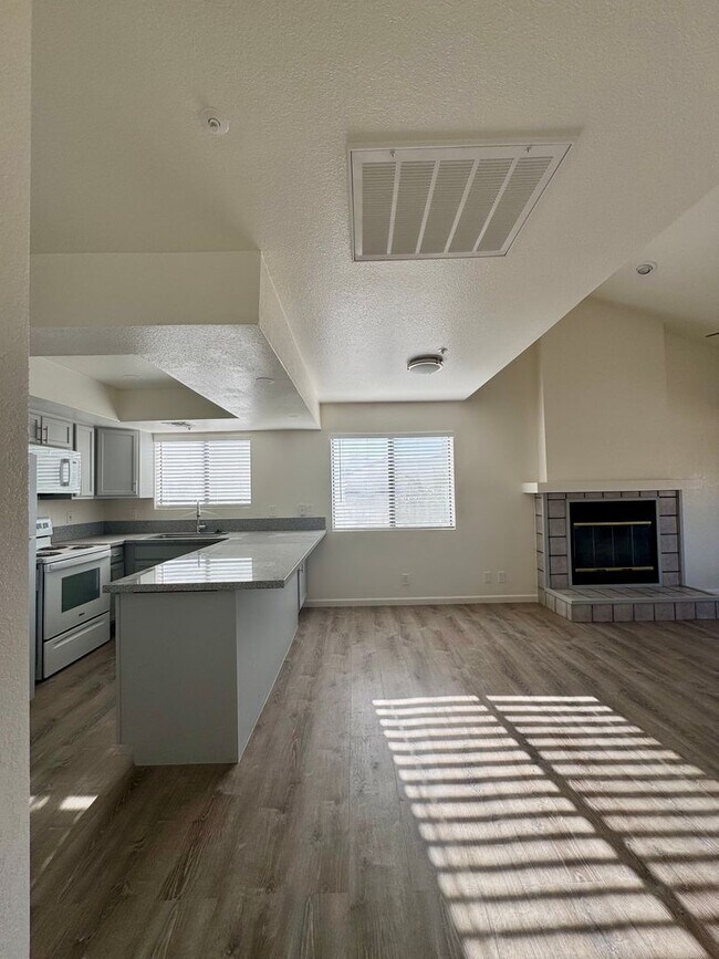 Building Photo - Stunning Remodeled 3-Bed Condo with River ...