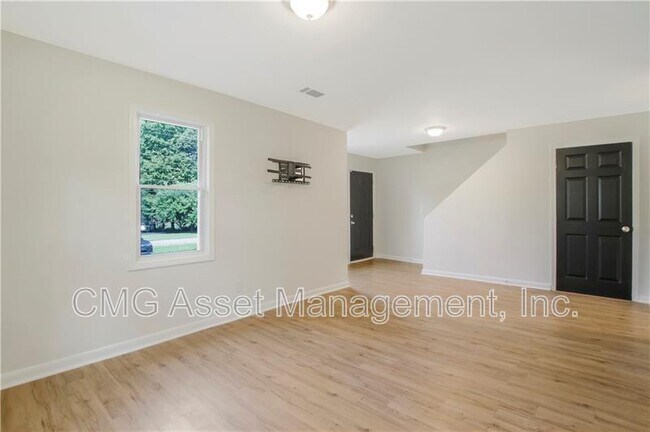 Building Photo - 551 Valley Hill Rd SE