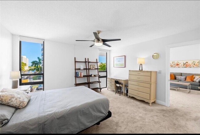 Building Photo - 4800 Bayview Dr