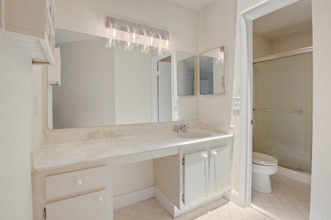Building Photo - 3340 Lucerne Park Dr