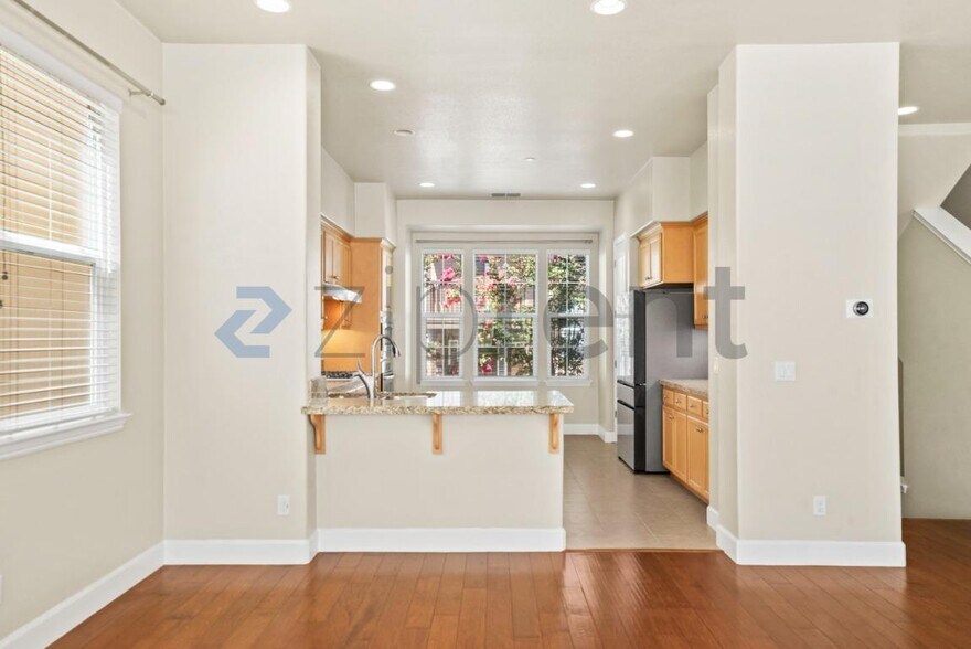 Building Photo - Unit